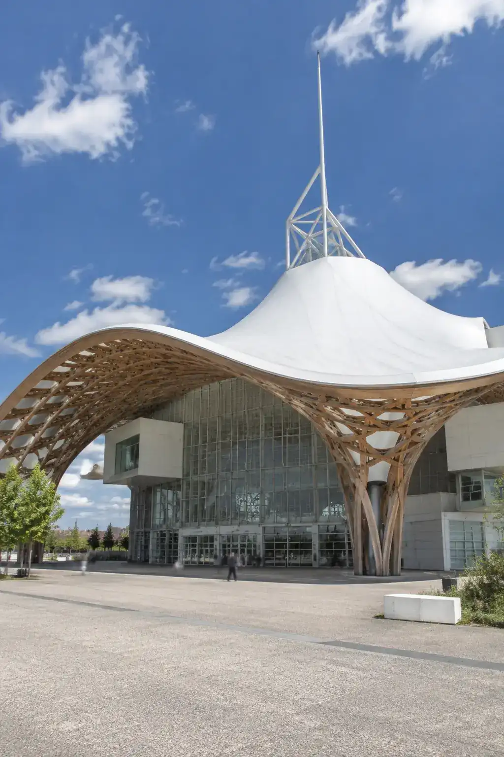Le grand toit blanc tissé du Centre Pompidou-Metz vu depuis son parvis, ciel bleu d’été